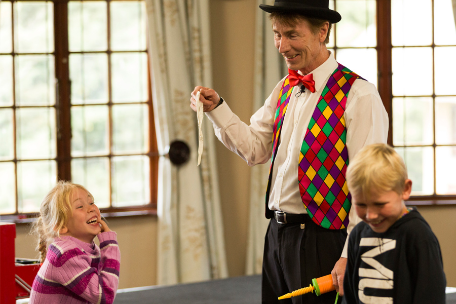 tricky-trevor-kids-entertainer-with-giggling-girl-and-boy